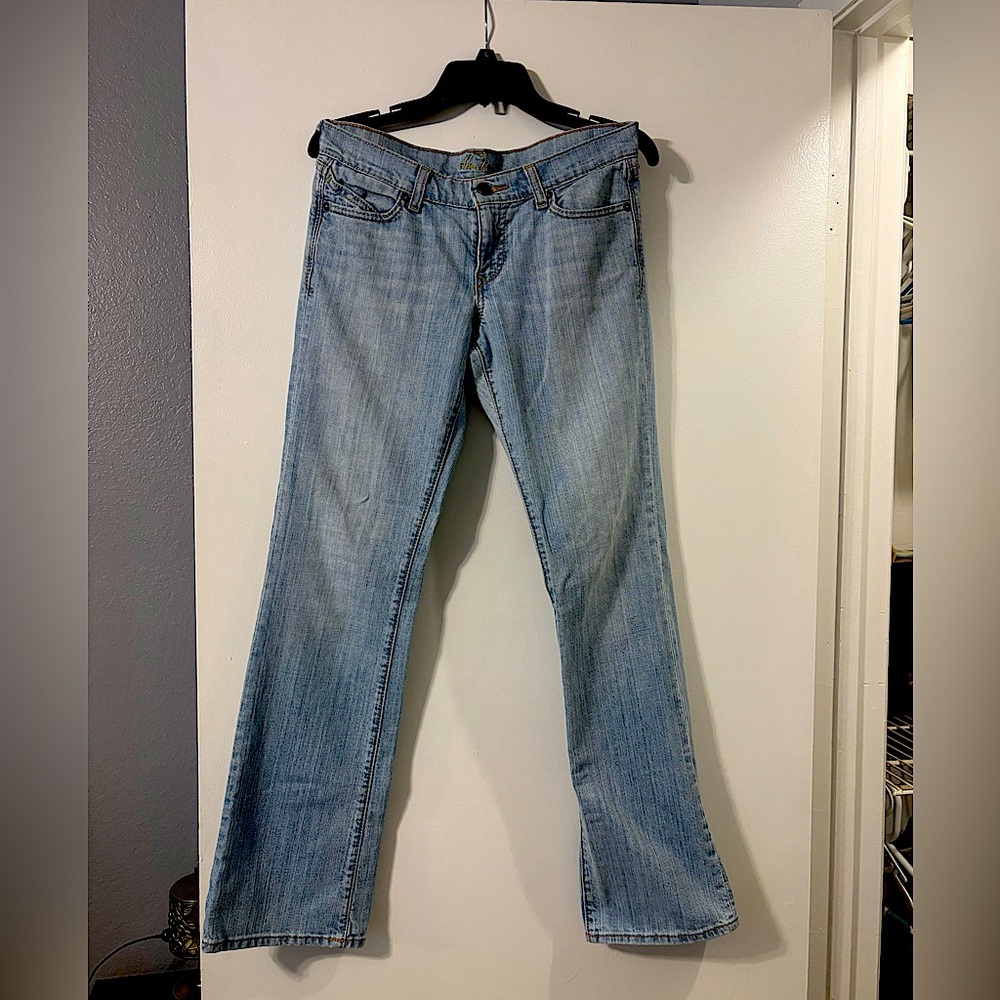 Stylish and comfortable Old Navy (The Diva) light blue jeans size 4